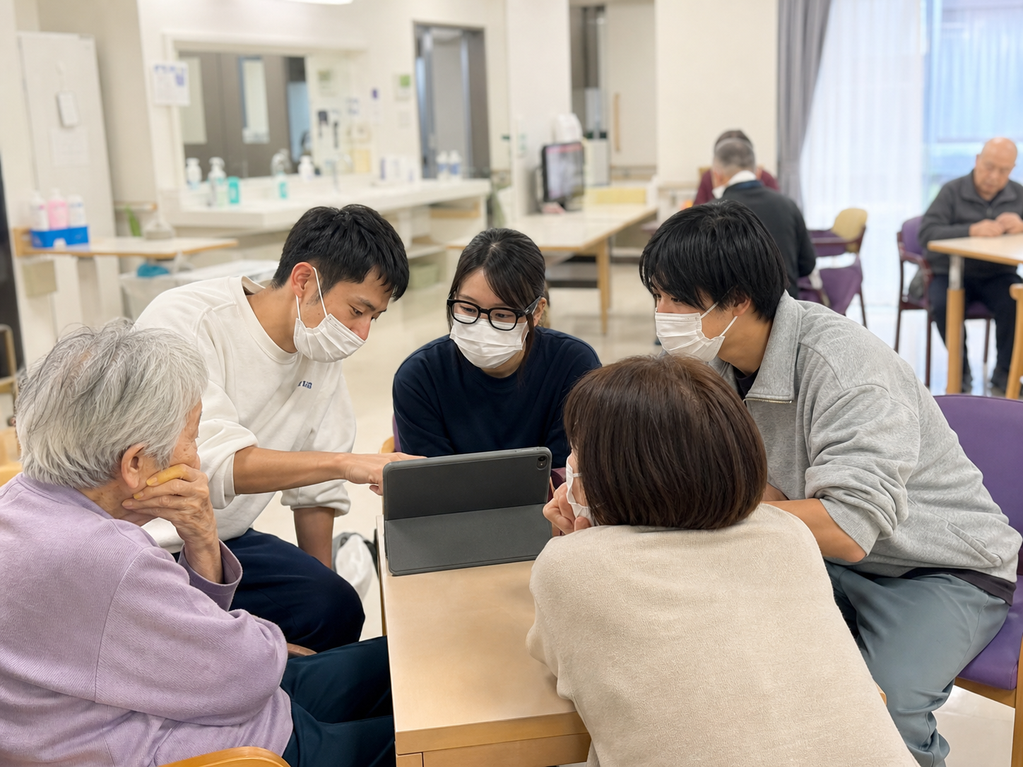 現場と開発チームがプロダクトを改善する様子